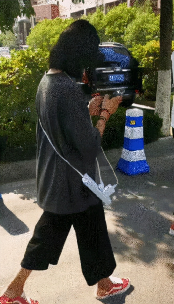 老公帮老婆买卫生巾的搞笑视频,男生帮女生买卫生巾搞笑版