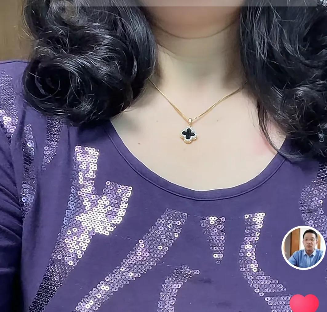 张玉环为新婚妻子送上礼物，项链精美别致，价格令人意外