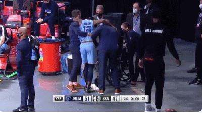 无对抗受伤回来执行罚球,无对抗受伤瞬间