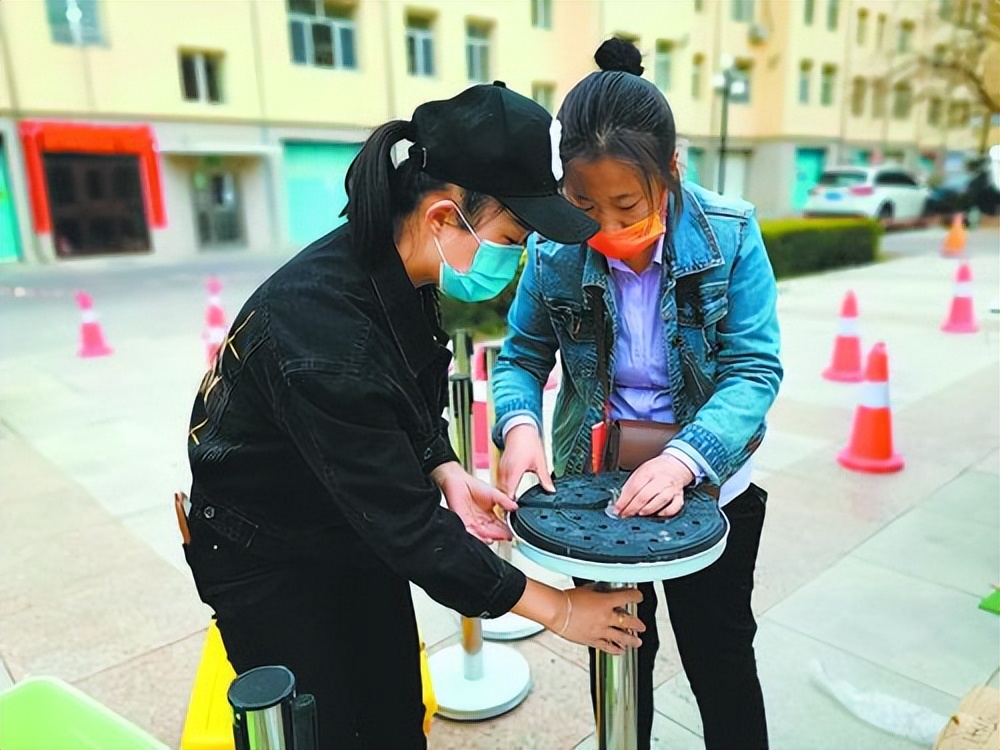 在忙碌中感动着——皇家帝苑社区*党**委副书记范峻赫的工作轨迹