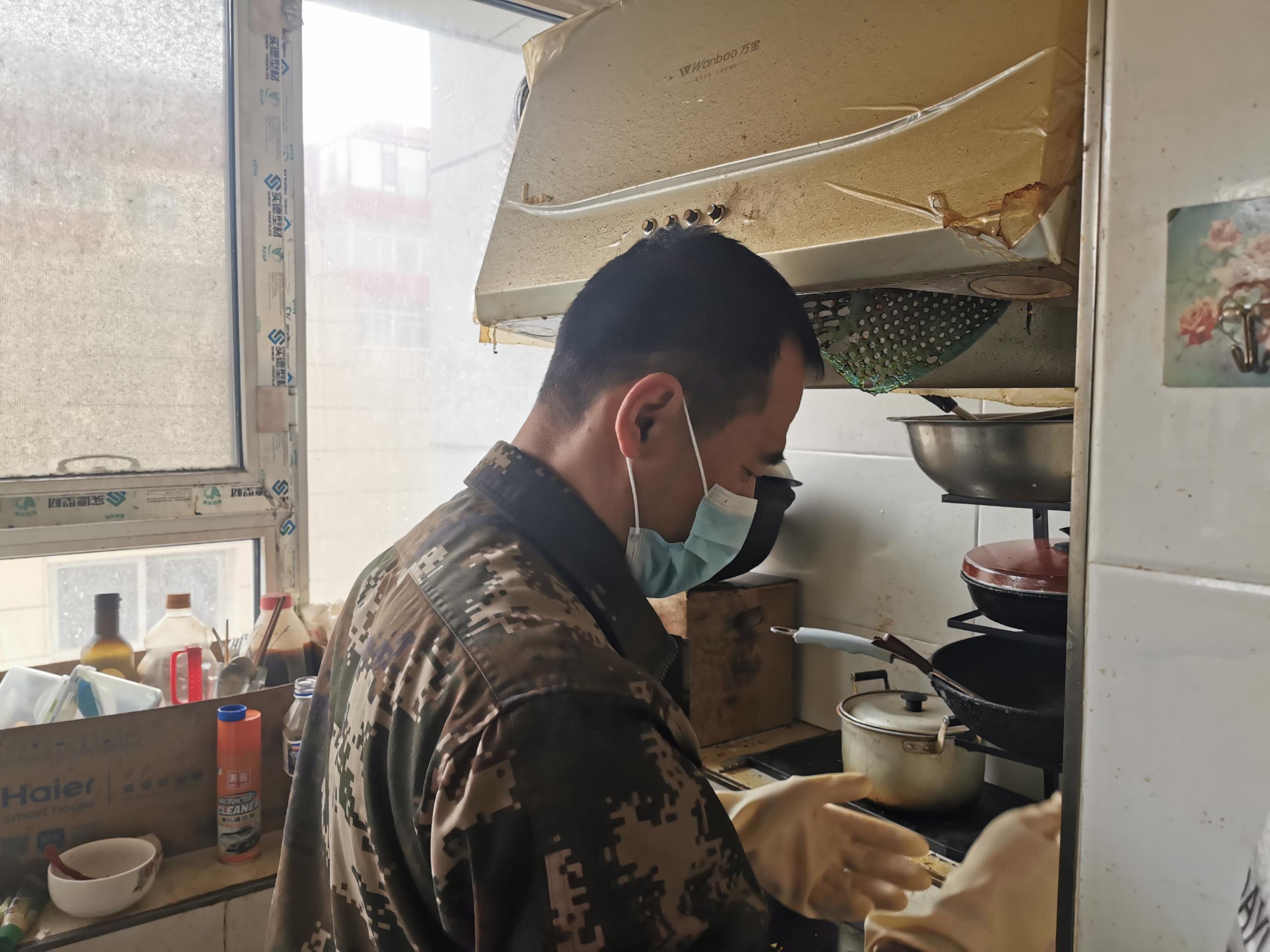 长春市民政局|幸福人生多彩夕阳公益项目助困境老人去污除油