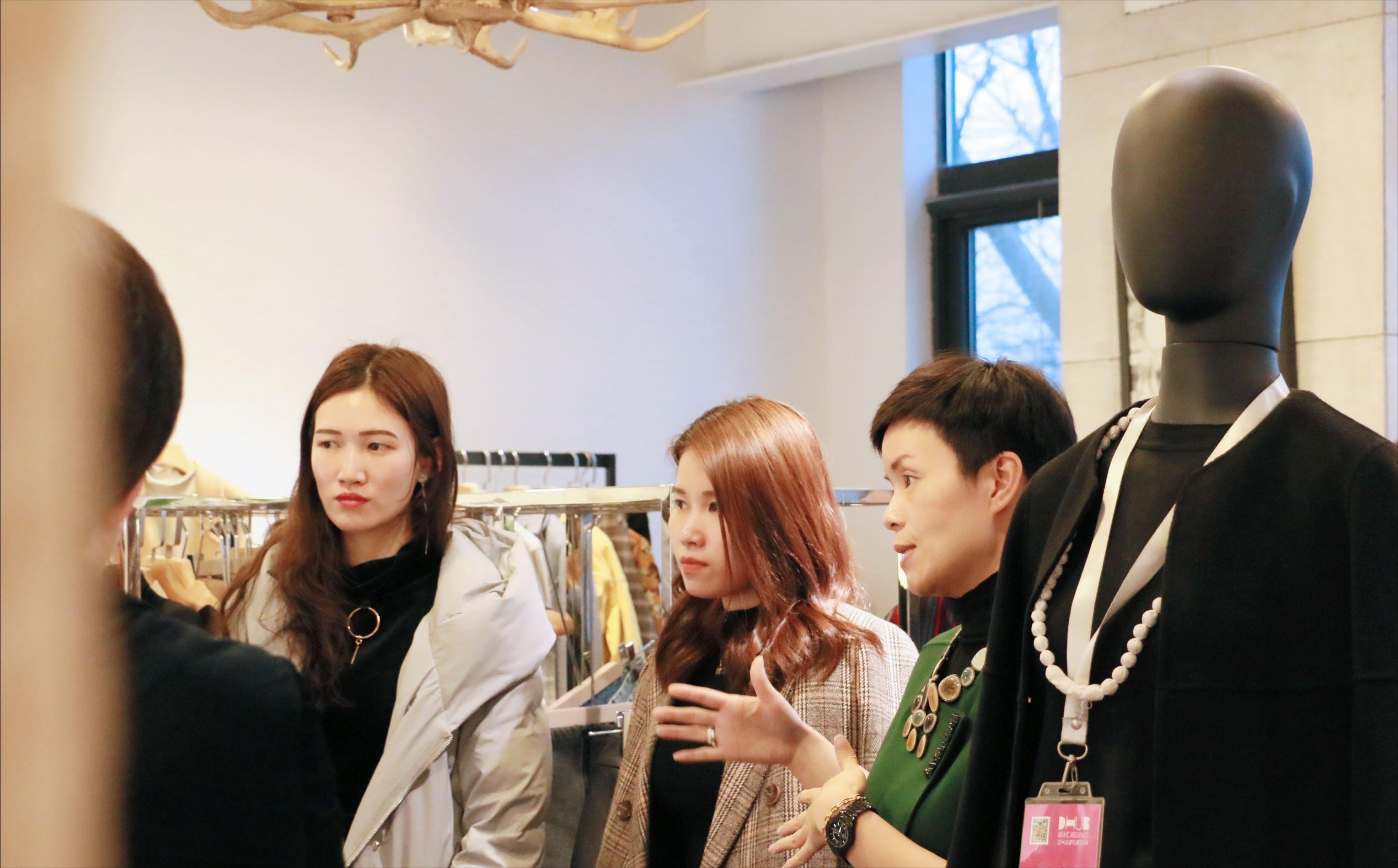 卖衣服在农村做什么生意好,开个服装批发的档口一年挣多少