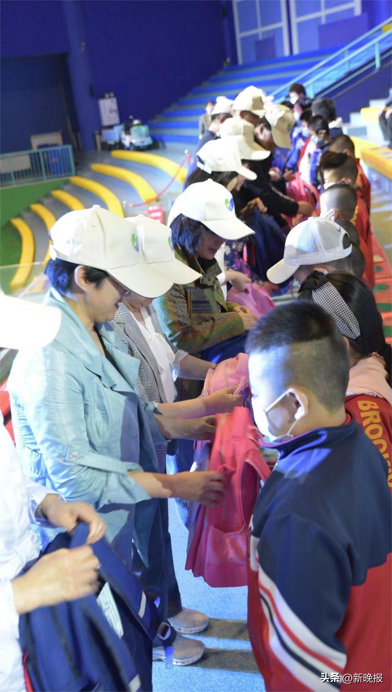 大手牵小手同爱共成长家庭会议,大手牵小手法治伴成长