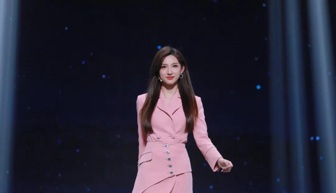 能力不俗却因颜值太高备受质疑？来看她首次主持央视节目的水平吧