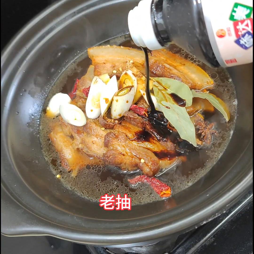 娃爹点菜:把子肉，配米饭。铁锅编出油脂，换砂锅小火慢炖...