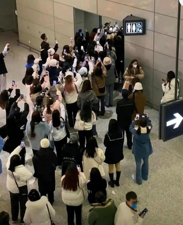 张杰谢娜出现在机场,张杰谢娜去机场合照