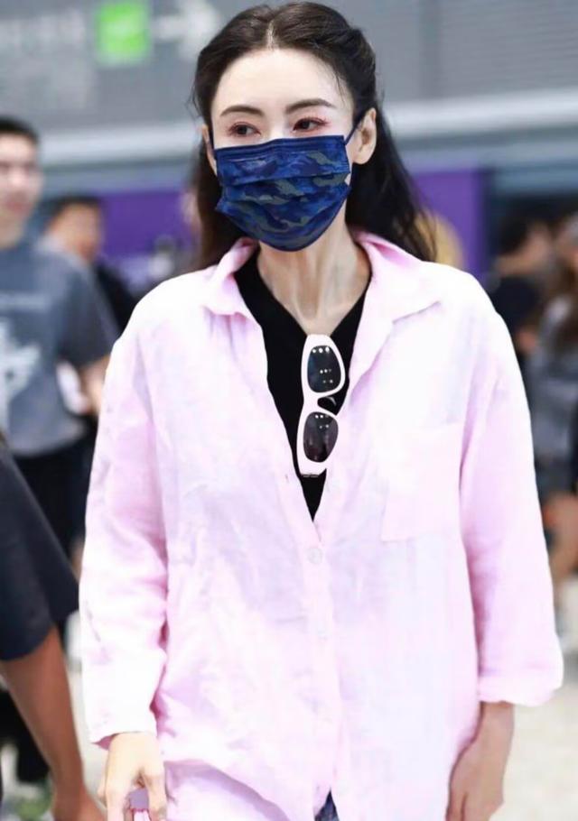 张柏芝穿衣搭配急转直下,张柏芝绿色针织衫配背带裤