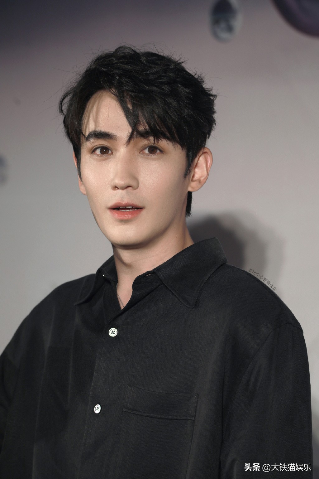 穿“黑衬衫”好看的男明星，只服这7位，个个长身玉立，贵气逼人