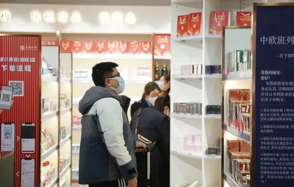 火车站卖高价商品合理吗,进口超市的化妆品为什么那么便宜