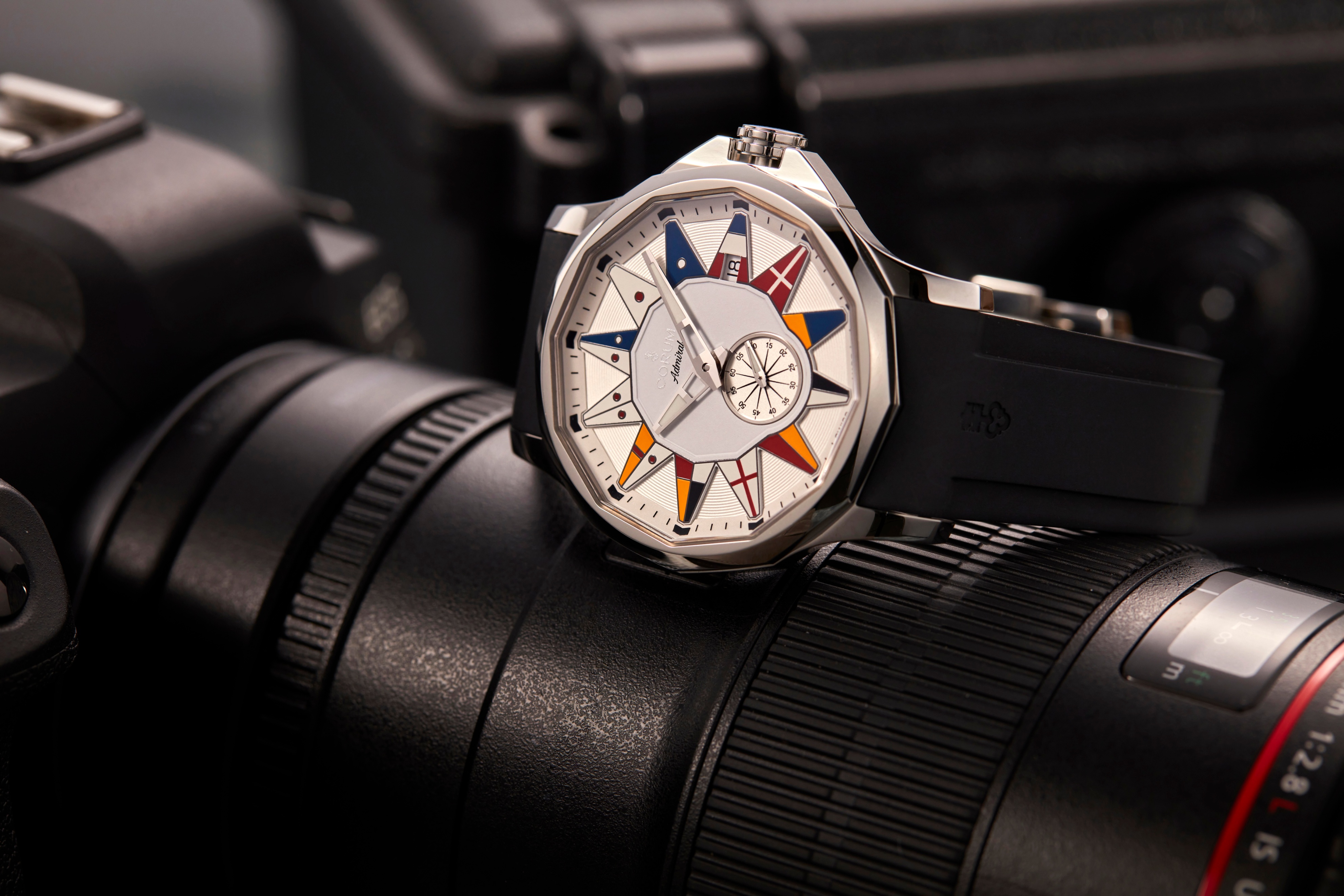 长假盼海?CORUM昆仑表打造“迷你海滩”