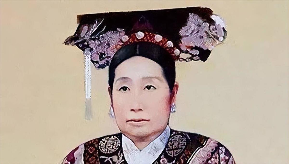 女子身穿日本侵华军装照片,女子穿侵华日军服装摆拍新闻视频