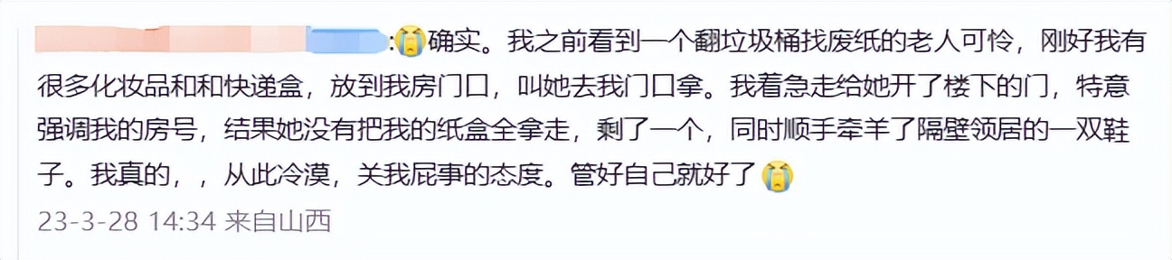 女学生可怜摆摊老人买下全部西瓜,学生看大爷卖瓜可怜