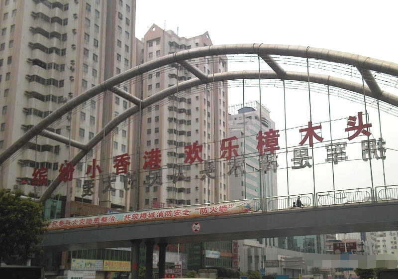 我，大学毕业5年，在餐厅当服务员，月薪2500，成了全村人的笑柄