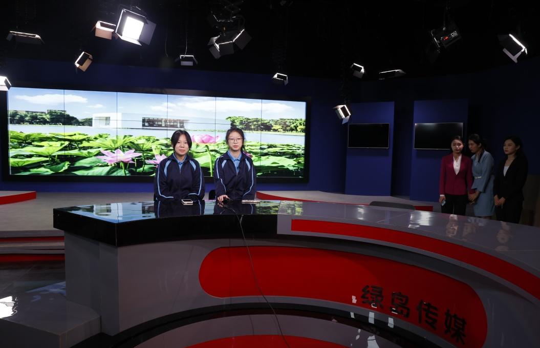 工程师、主持人、制片人……300名高中生在沈阳城市学院完成职业体验，埋下理想的种子