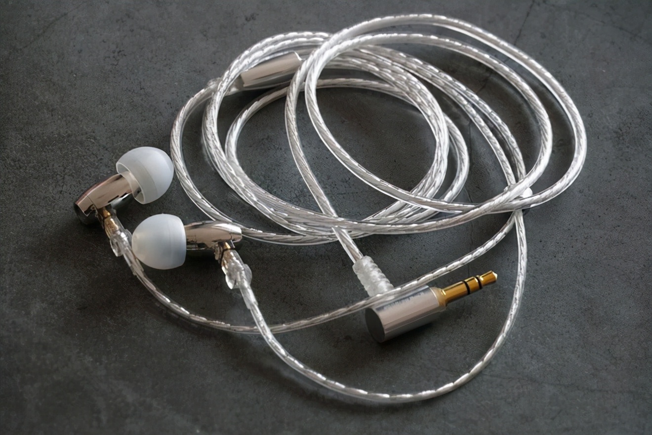 面对微型有线耳机的音质，我手里60个真无线全部投降