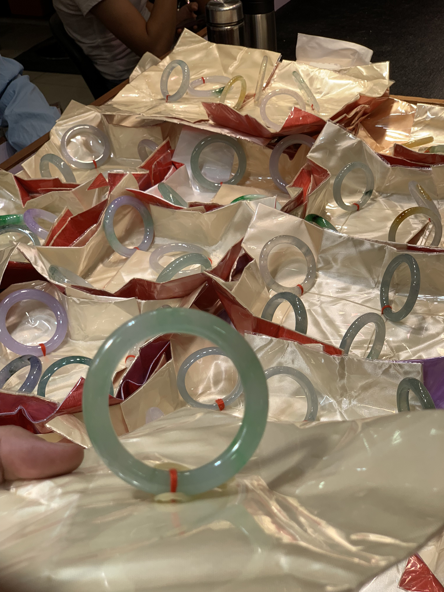 翡翠直播卖货第一名怎样分辨真假,揭秘翡翠原石直播的骗局