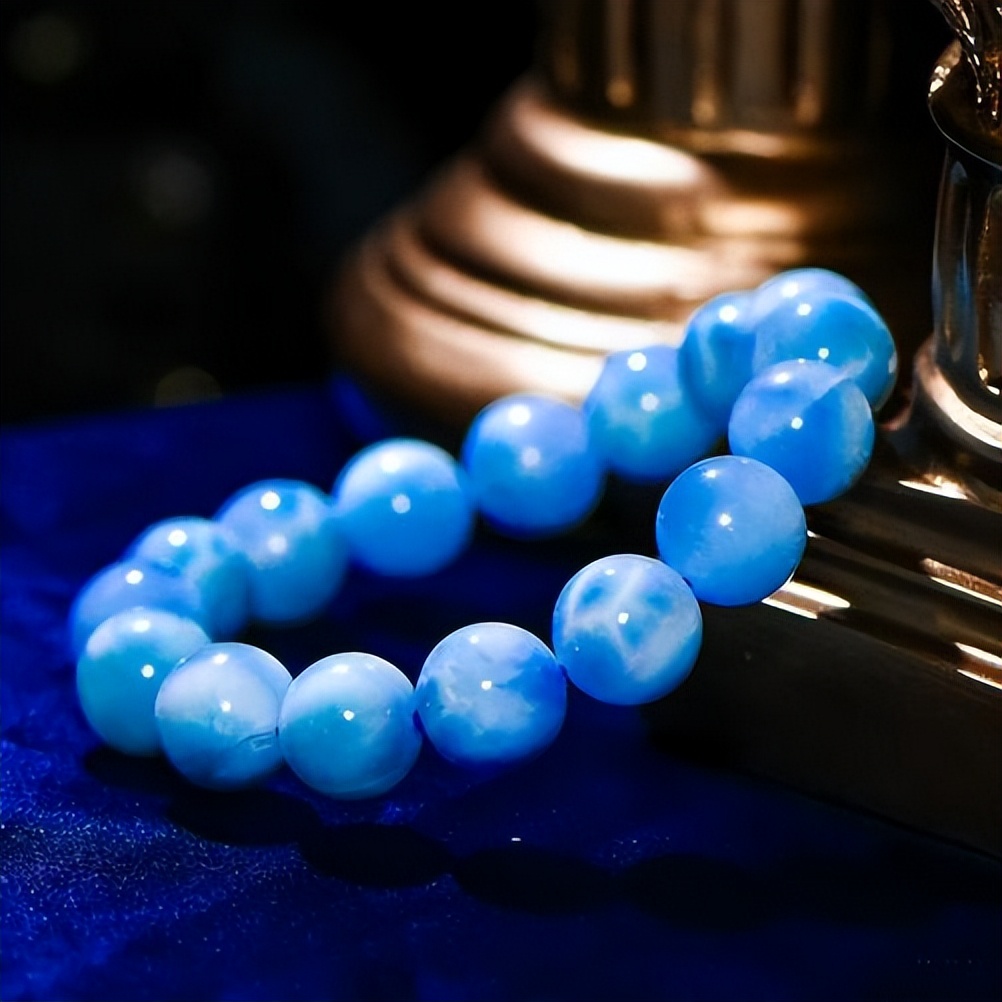 月光海纹石,海纹石戴着会变化吗