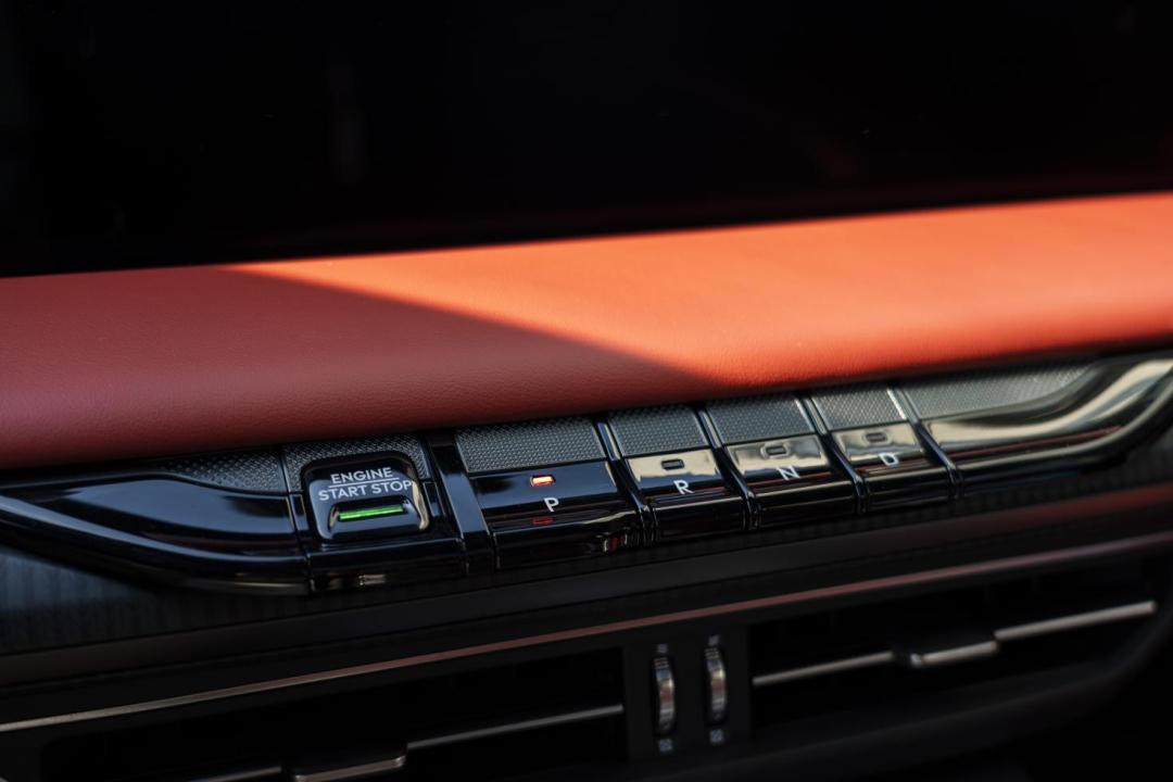 新款林肯z试驾,22款林肯z银色试驾