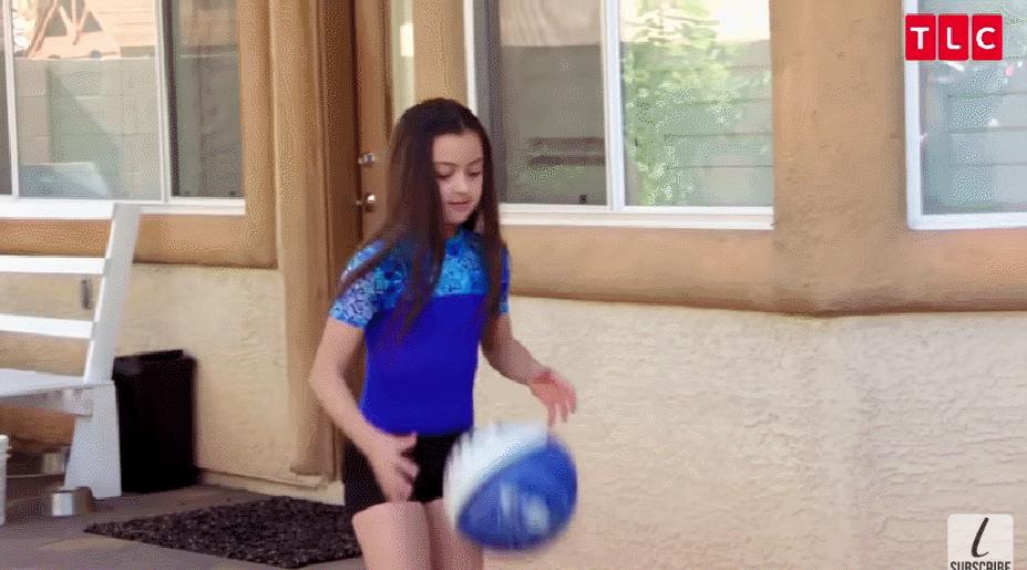 你微信里的表情包女孩，自杀去世了，年仅16岁……