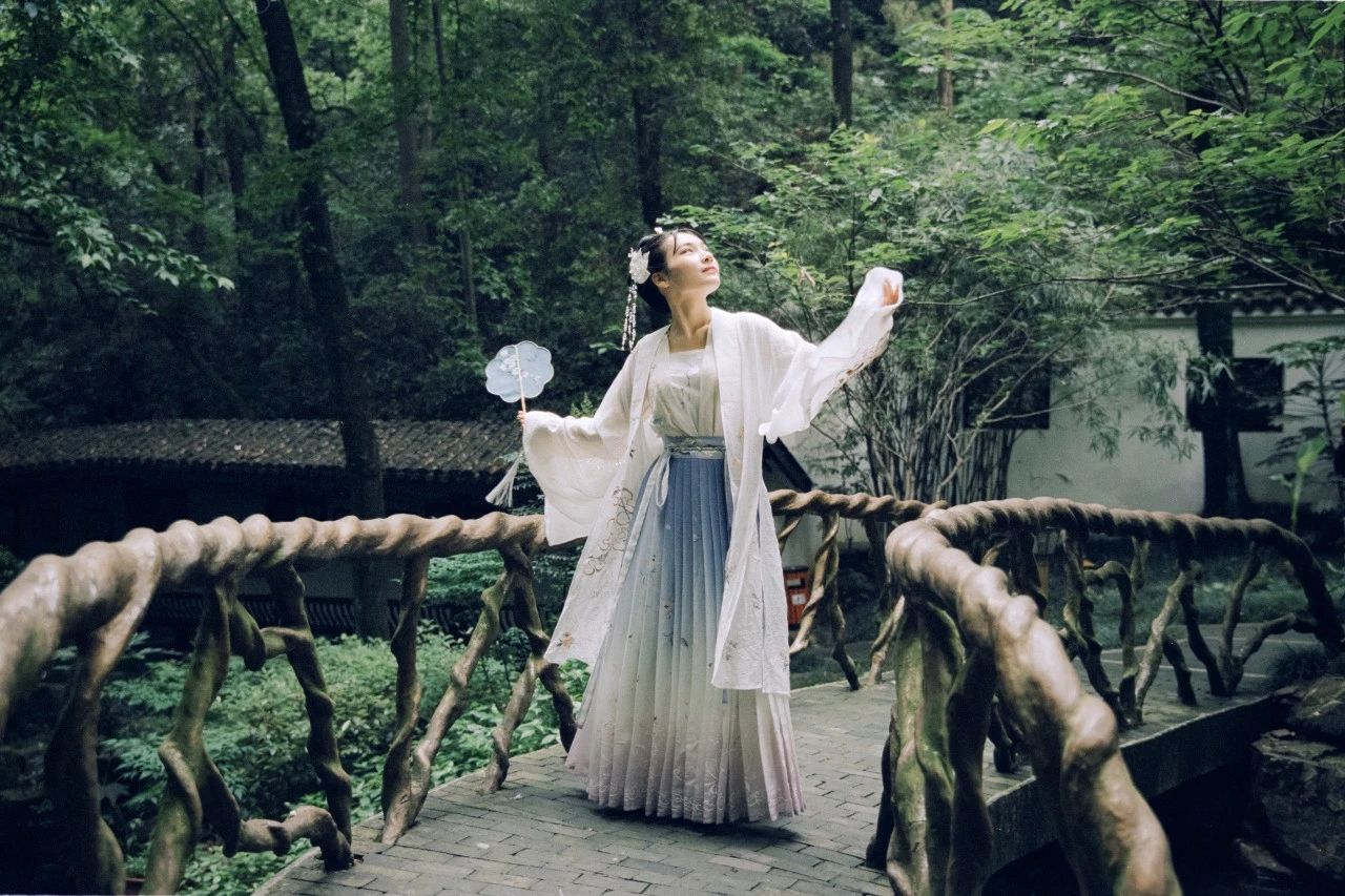 100句经典爱情古诗词,100句关于爱情的唯美句子