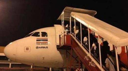 小伙150万买促销机票，被嘲讽冤大头，20年后航空公司亏损千万