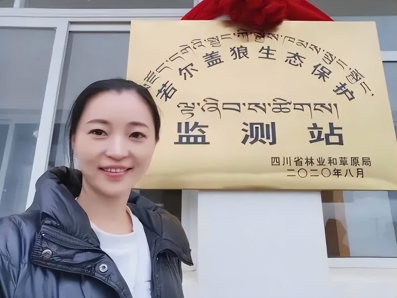 成都画家在草原写生收养狼的故事,成都女青年画家意外收养一只幼狼