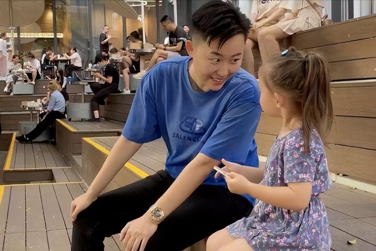 抖音90后网红富婆、日常养豹、出行包专机、到底是一种什么体验？