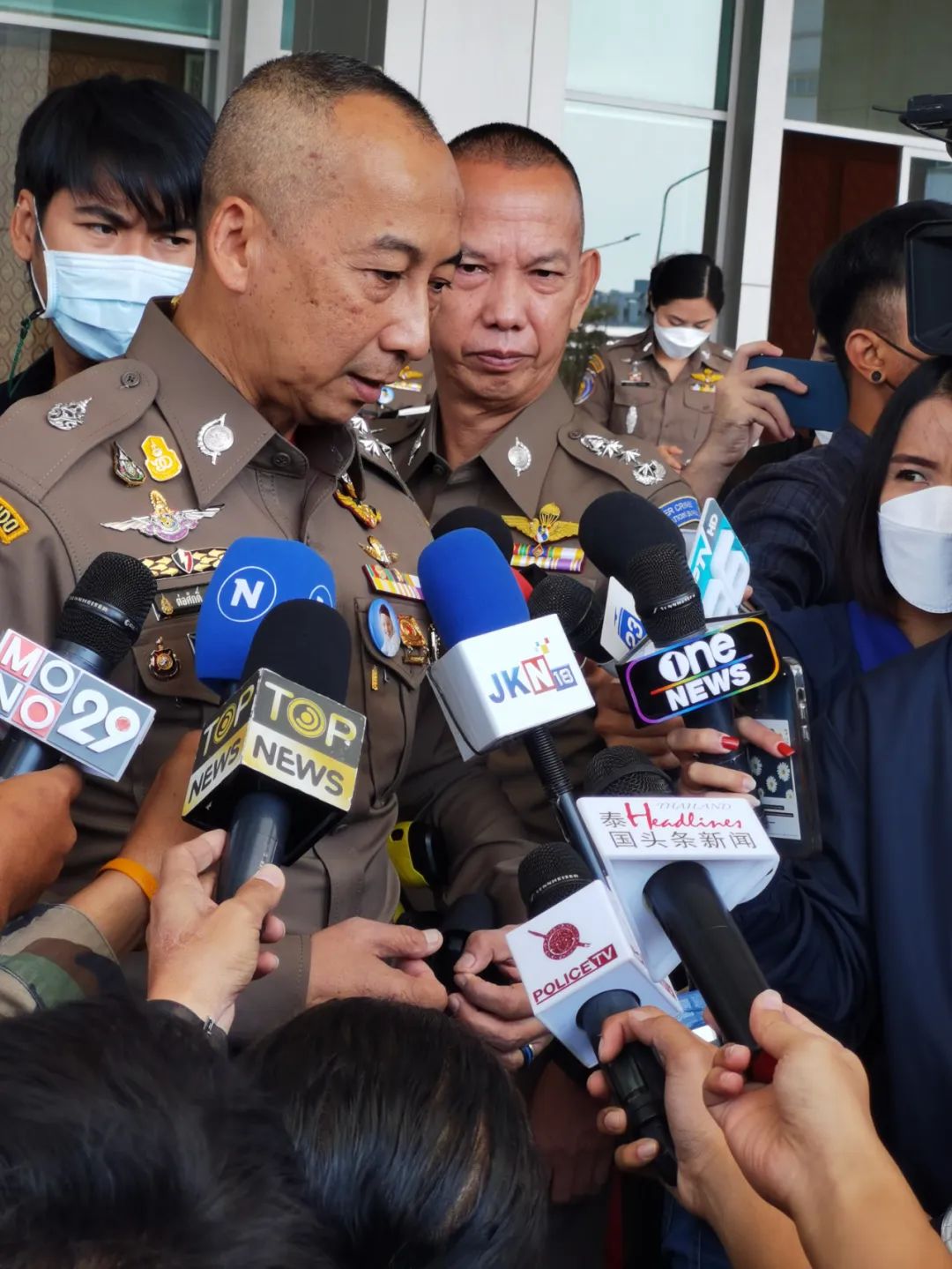 泰国警察缴获3亿豪车现金等资产，华人灰产酒吧事件新进展