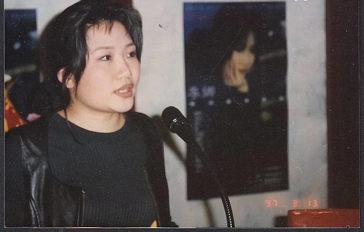 歌手李娜为何在巅峰时期出家,歌手李娜出家现状