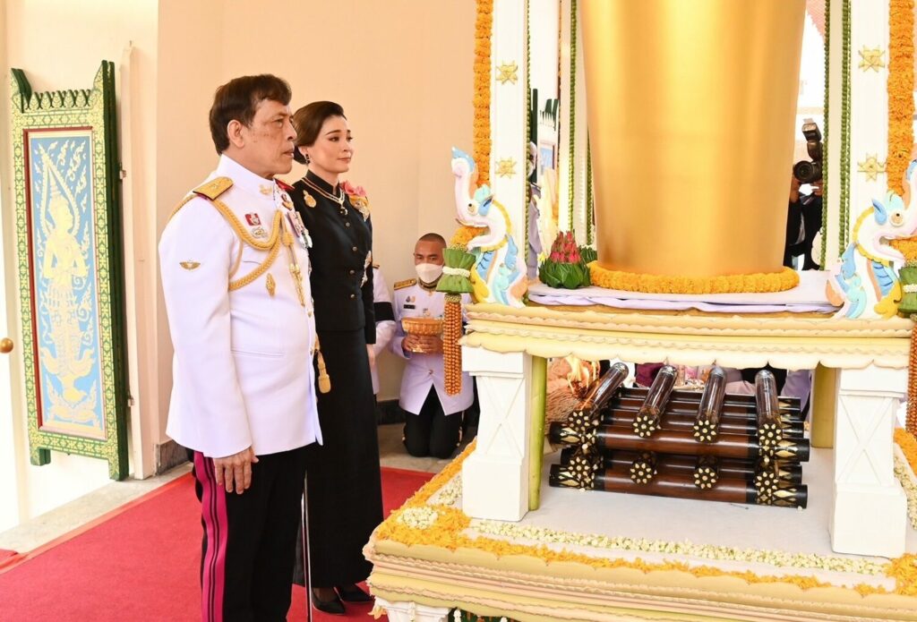 泰国王后跪在国王面前,泰国国王加冕王后跪走