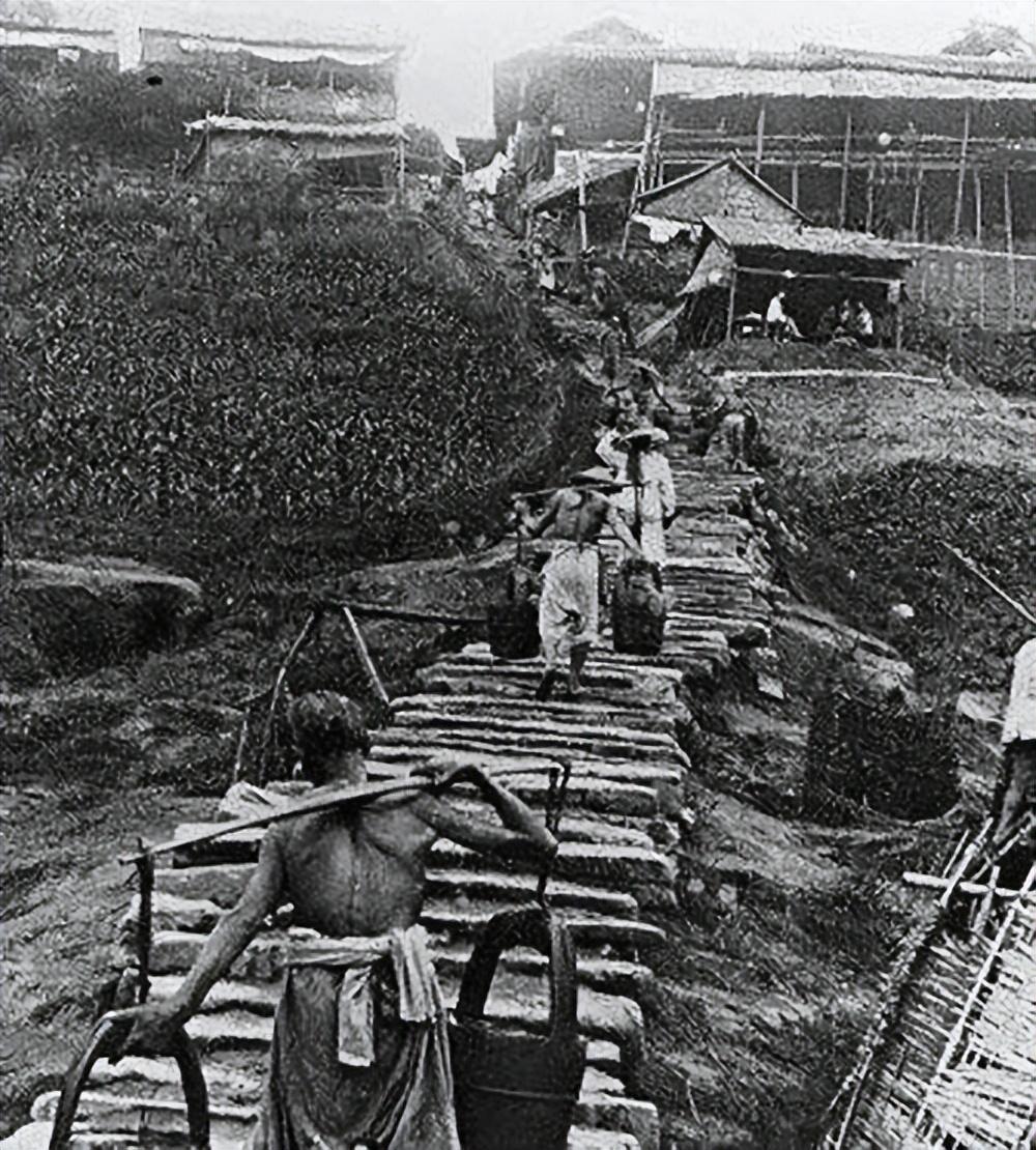 日军侵华兽行,日军当着国军的面杀俘虏