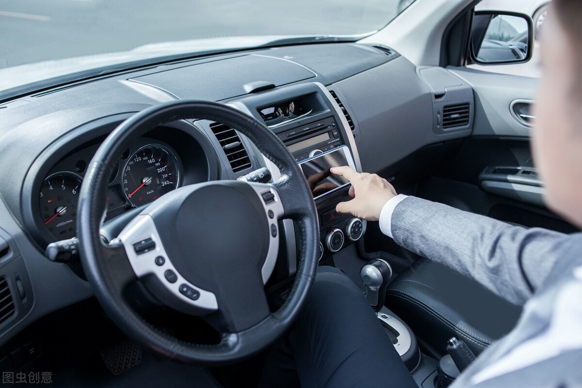 开车携带防身刀具违法吗,私家车上可以放管制刀具吗