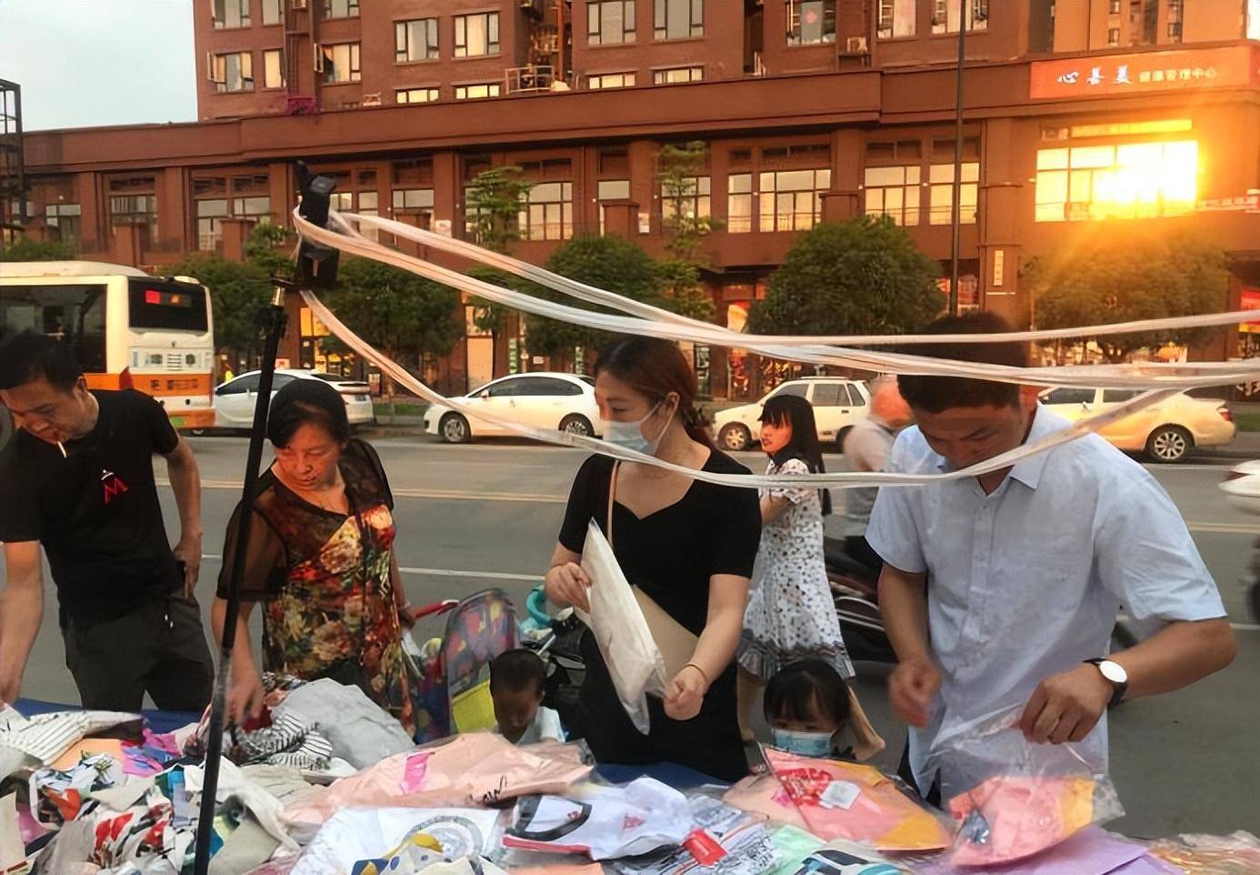 第一次摆地摊被城管抓住怎么处罚,城管为什么不让摆地摊的原因