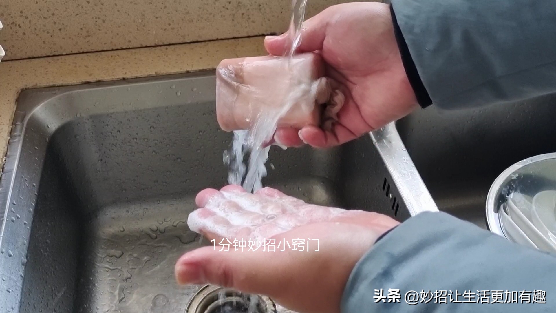 垃圾桶穿钢丝的方法,用丝袜如何固定垃圾桶