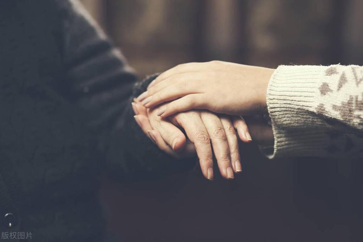 有人摔倒，扶还是不扶？雨中的杭州，一个粉衣美丽的样子！