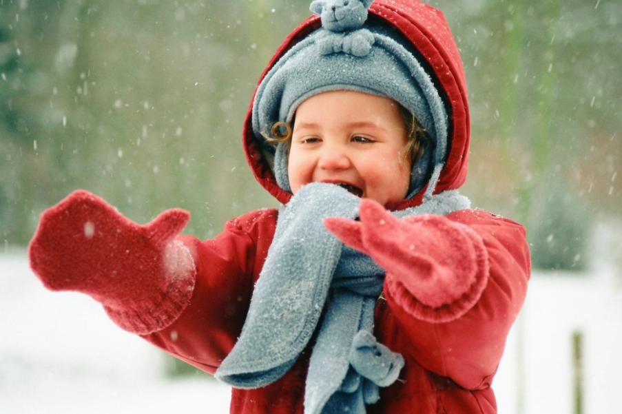 宝宝手脚冰冷还要物理降温吗,宝宝手脚凉是要保温还是散热