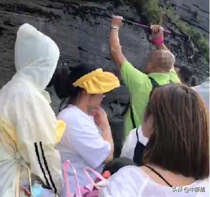 “意外”：路人施救追尾事故，踹门时疑误触撞死另一热心路人【法治新闻早餐】