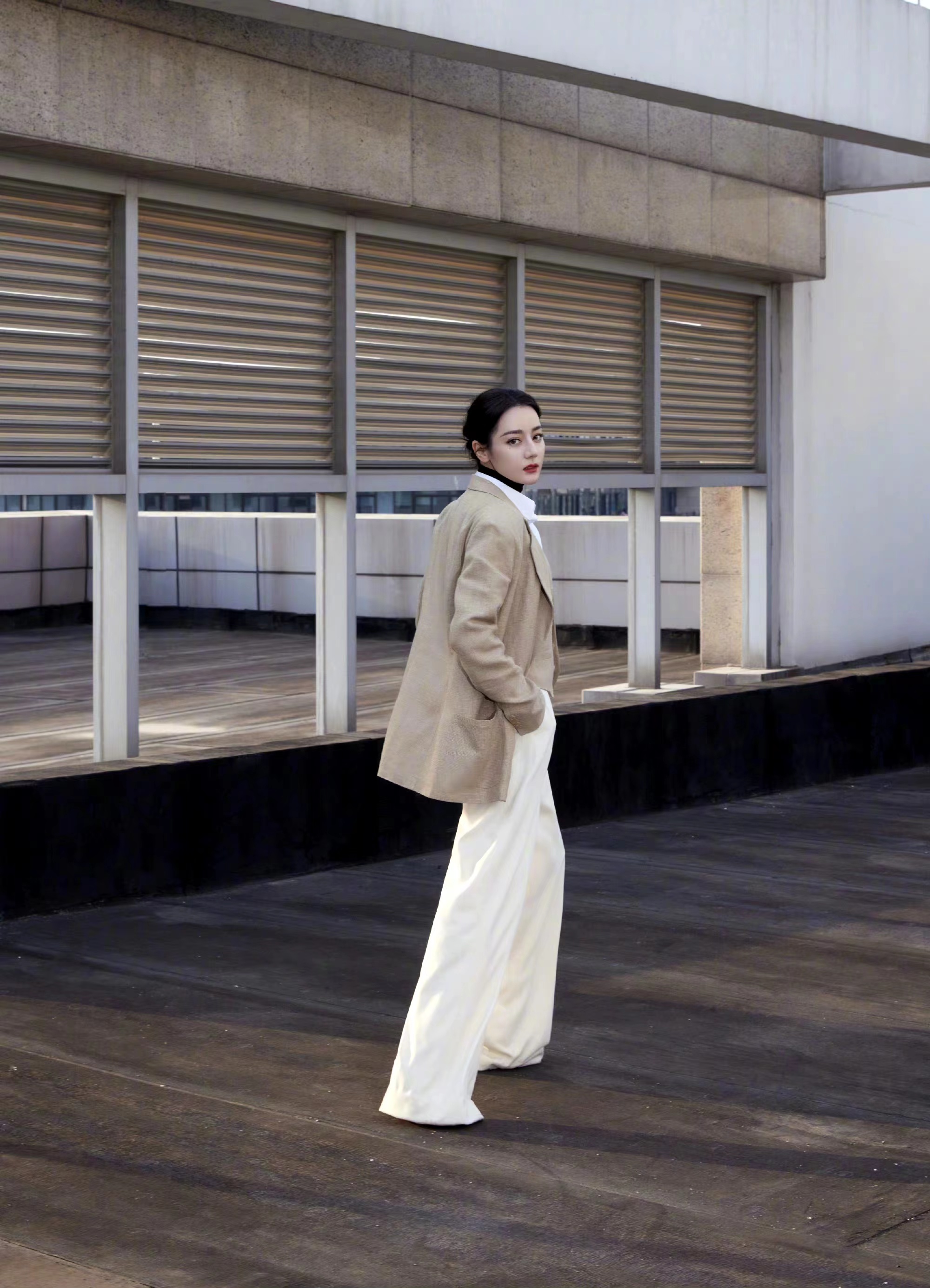 迪丽热巴女霸总造型上线，穿素色西装搭阔腿裤，酷飒又有型！