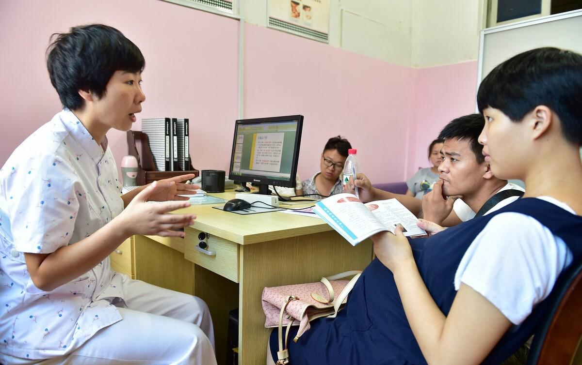 35周孕妇分泌物是黄色的怎么回事,孕妇裤头上褐色分泌物