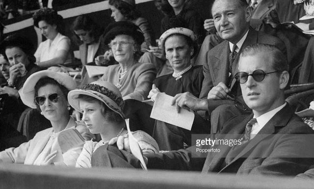 结婚74年30个*妇情**，女王背后的男人连老婆堂妹都不放过