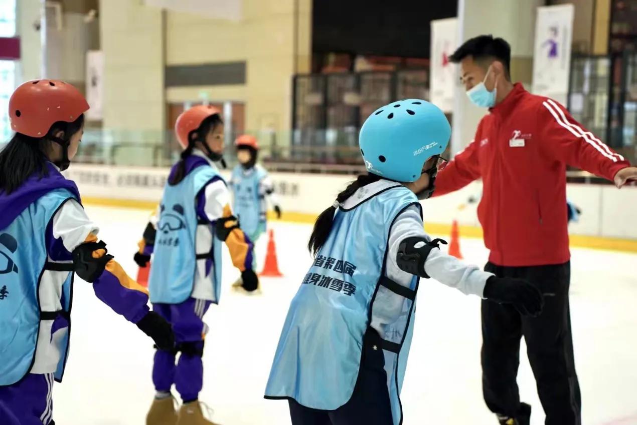 冰雪运动亲子操,冰雪运动孩子与家长合影
