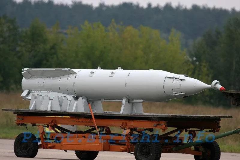 俄军进攻亚速钢厂,俄军怎么不使大杀伤力钻地弹