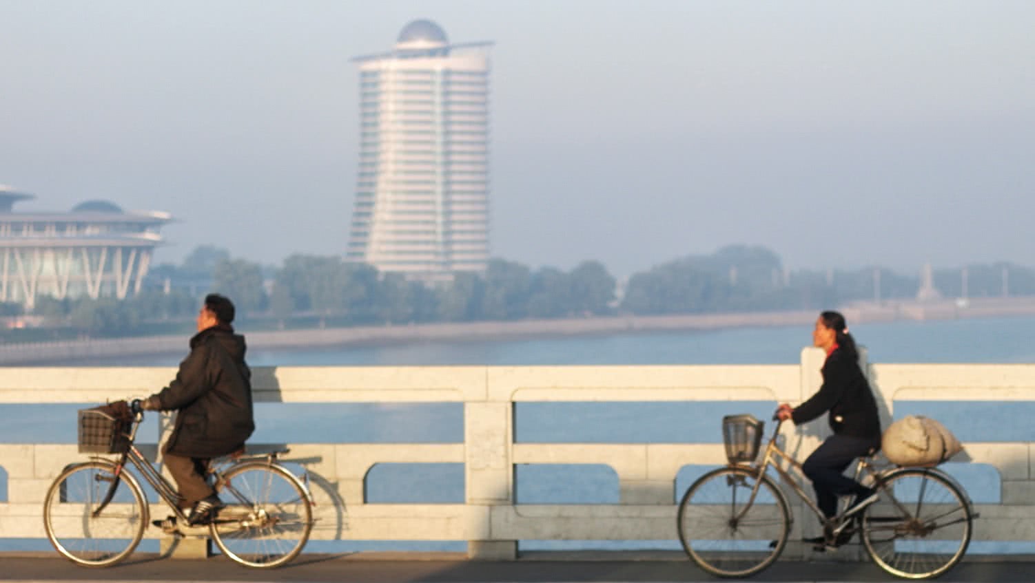 朝鲜穿裙子女孩子,朝鲜女的穿裙子