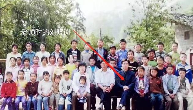 准岳父下跪求他离开女儿，决心创业进深山养鸡16年，带领村民致富