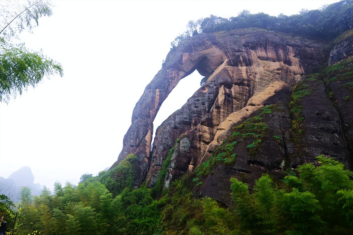 问道龙虎山，观“天下三绝”，“道教第一山”碧水丹霞入画来