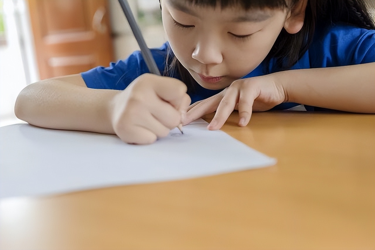 孩子玩手机危害重大，家长怒摔孩子手机，又再次给其购置新机？