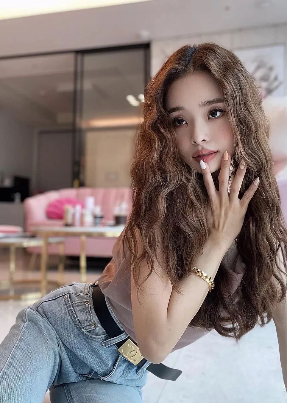 2018发色显肤色白又低调的发色,浅发色和深发色哪个更低调