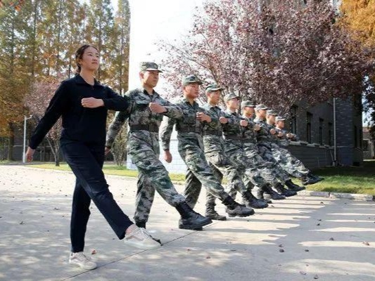 踢正步重心不稳视频,踢正步重心不稳的解决方法