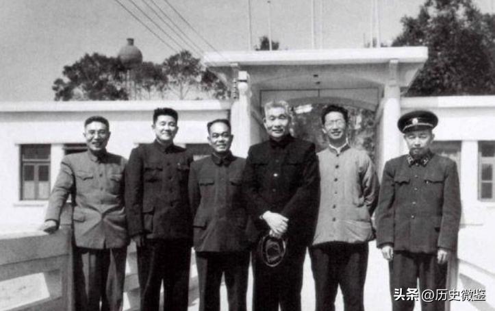 周希汉毙俘61个将军，为啥49年才升军长？*小平邓**给出原因：傲气