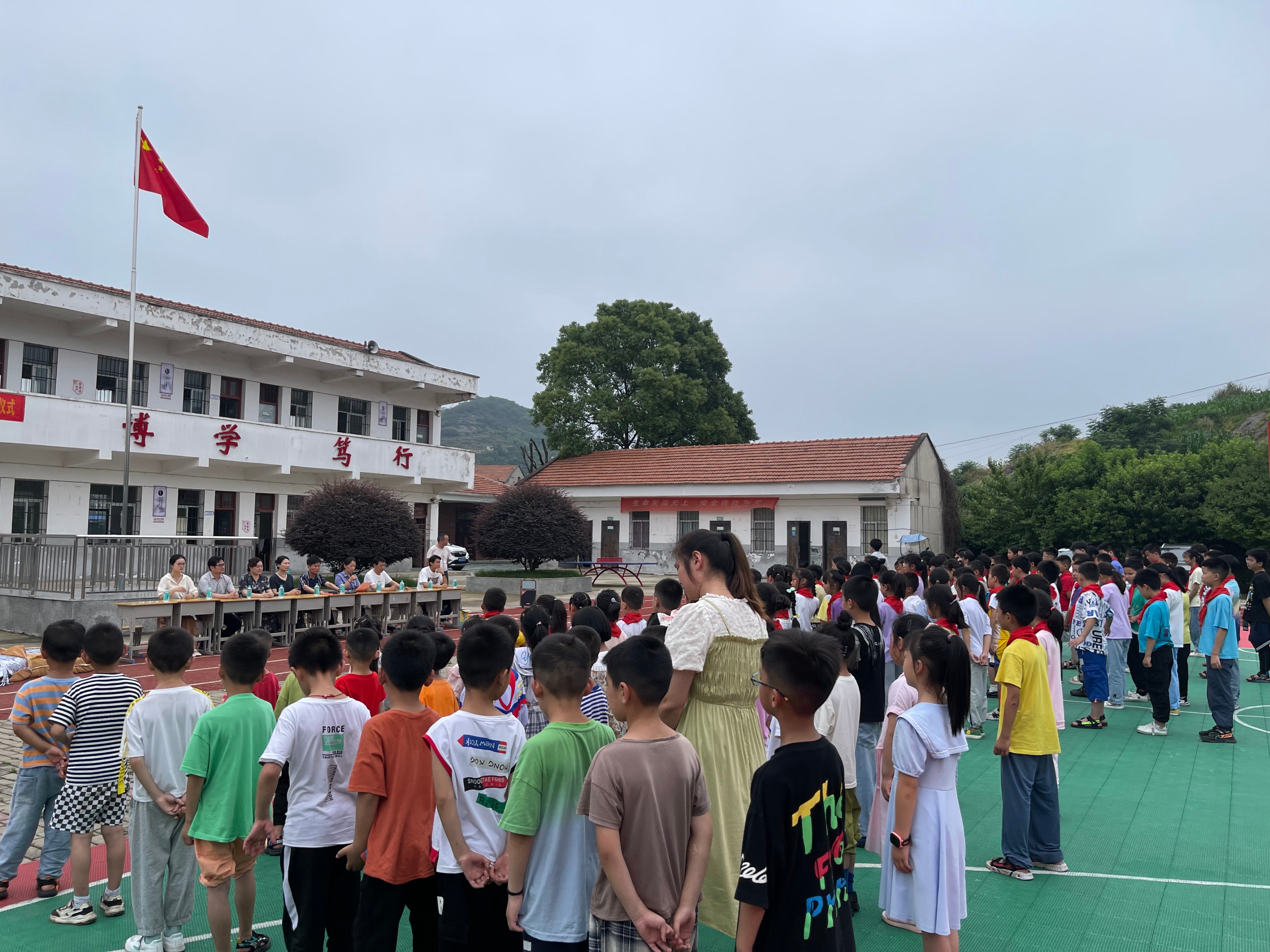 关爱贫困儿童爱心捐赠,关爱老区儿童公益活动